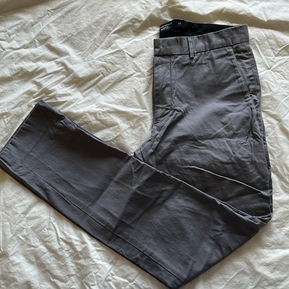 Very lightly worn - Club Monaco Connor Chinos, Modern Slim Fit 32/30
